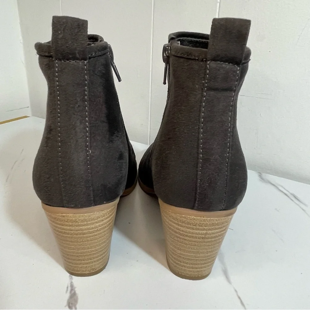 DV by Dolce Vita Black Perforated Suede Ankle Booties with Stacked Heel Sz 8